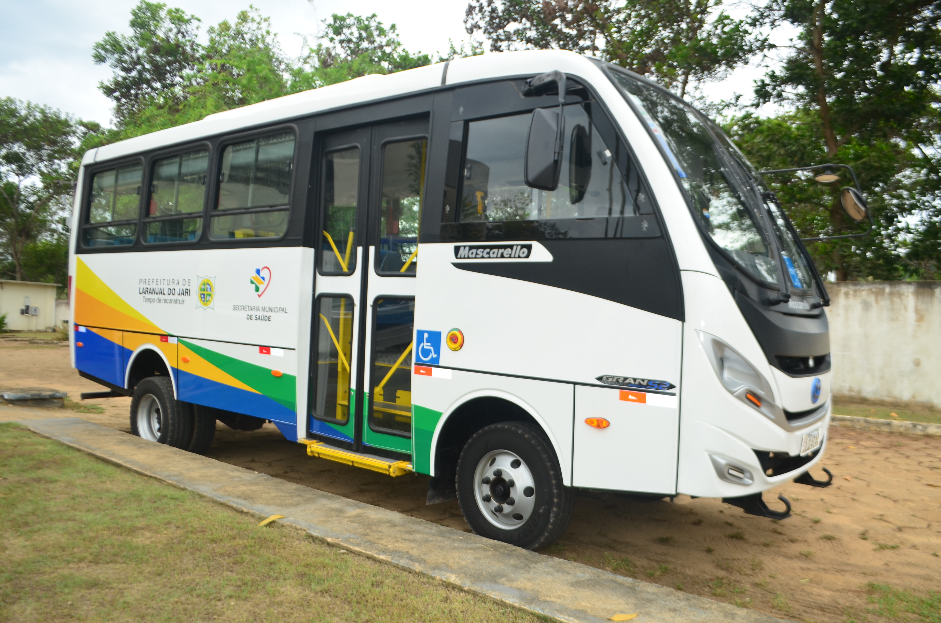 Prefeito entrega micro ônibus adaptado para o transporte de pacientes e uma lancha.